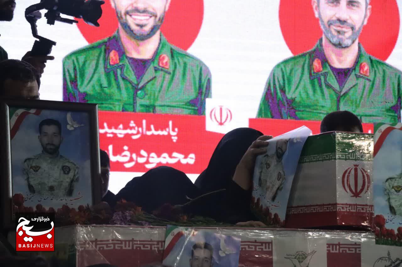 وداع باشکوه مردم کرمان با ۵ شهید در میدان کوثر