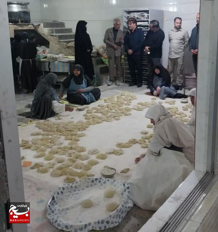 پخت بیش از ۳۵ هزار قرص نان جهت پشتیبانی از رزمندگان اسلام/ بانوان جهادگر آیسک، پشتیبان خط مقدم دفاع مقدس