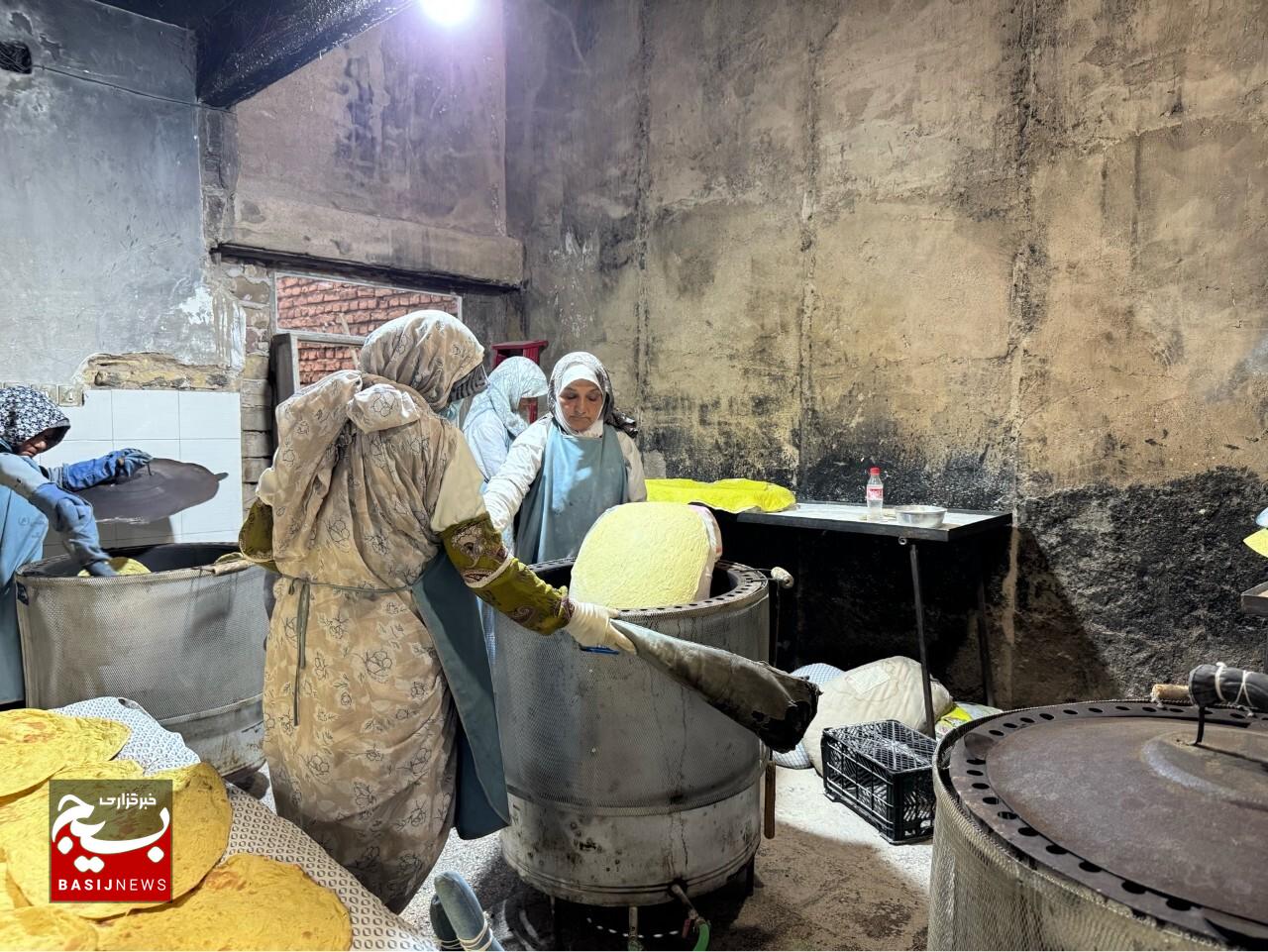 پخت بیش از ۳۵ هزار قرص نان جهت پشتیبانی از رزمندگان اسلام/ بانوان جهادگر آیسک، پشتیبان خط مقدم دفاع مقدس