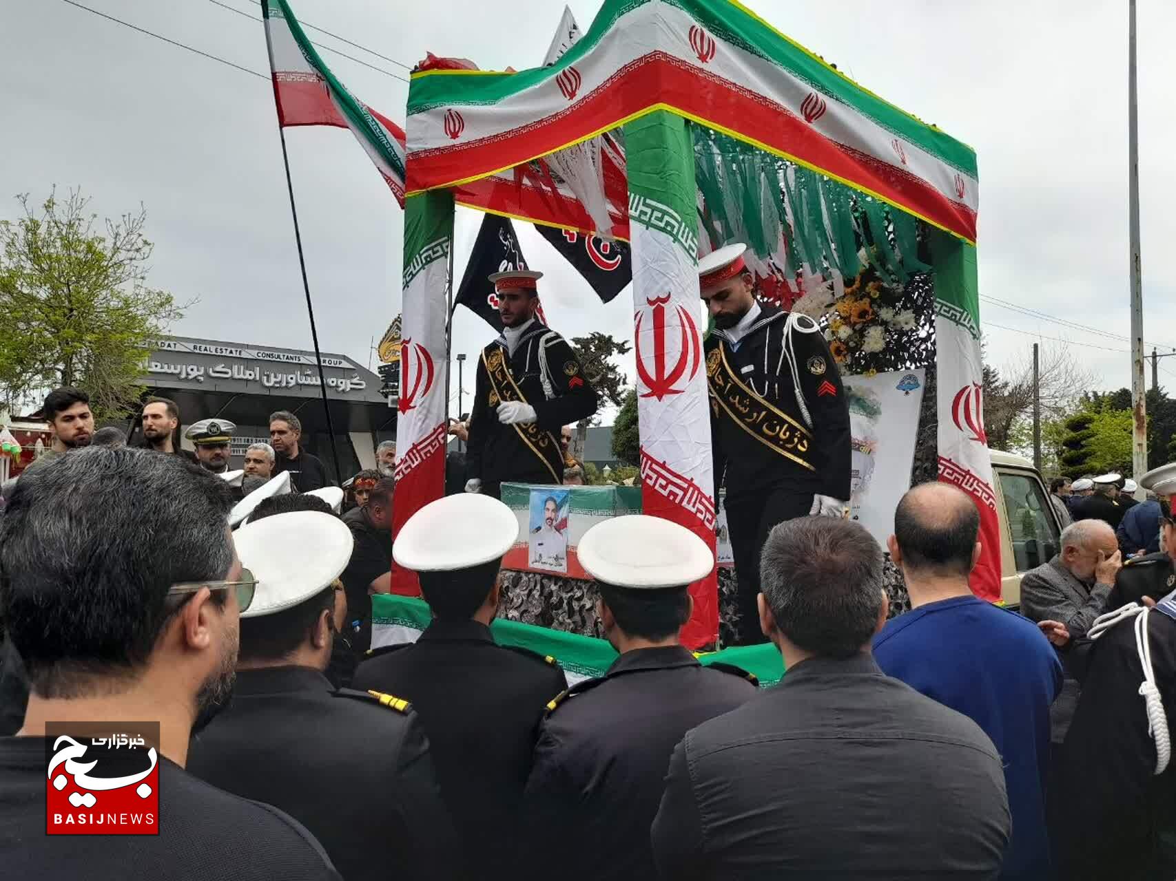پیکر شهید«ناخداسوم سید مجید فاطمی پور»در بندرانزلی آرام گرفت پیکر شهید«ناخداسوم سید مجید فاطمی پور»در بندرانزلی آرام گرفت