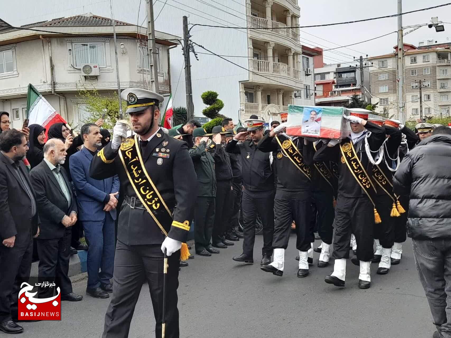 پیکر شهید«ناخداسوم سید مجید فاطمی پور»در بندرانزلی آرام گرفت پیکر شهید«ناخداسوم سید مجید فاطمی پور»در بندرانزلی آرام گرفت