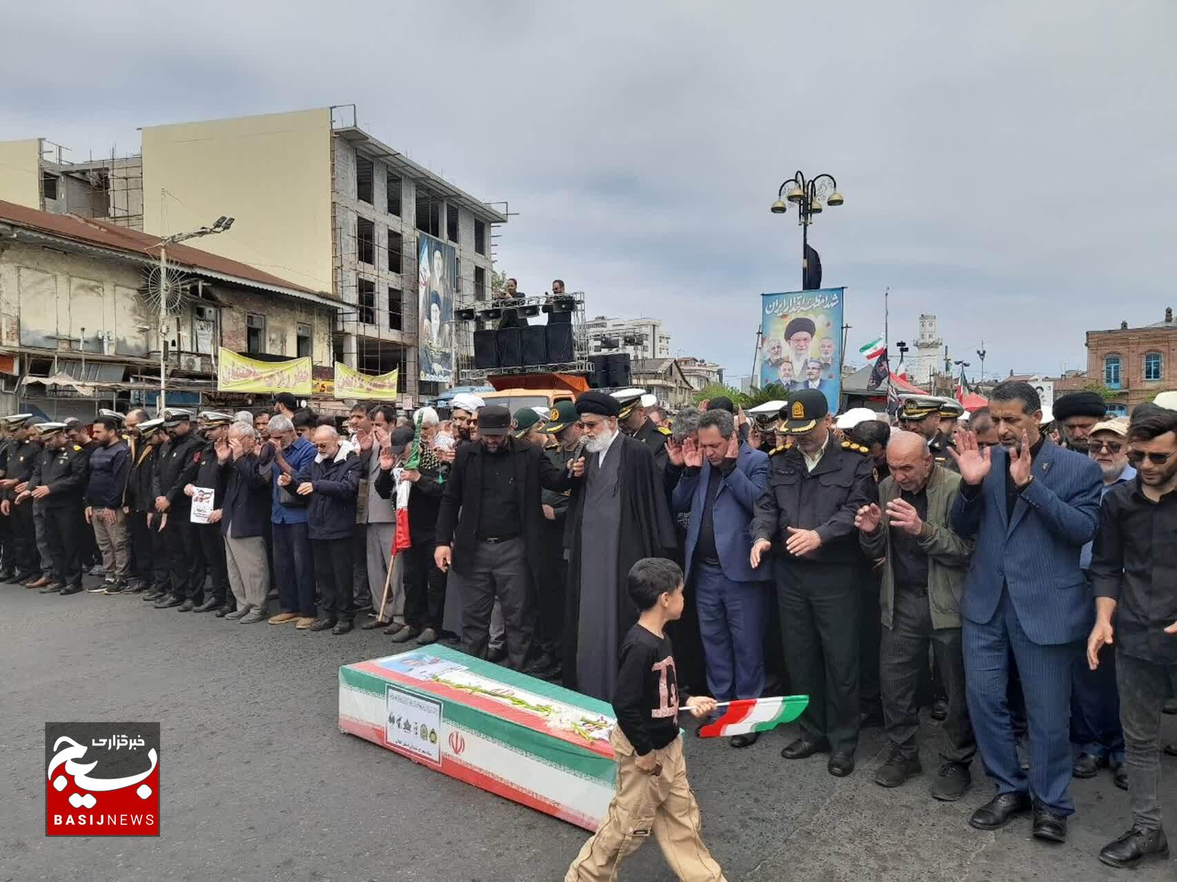 پیکر شهید«ناخداسوم سید مجید فاطمی پور»در بندرانزلی آرام گرفت پیکر شهید«ناخداسوم سید مجید فاطمی پور»در بندرانزلی آرام گرفت