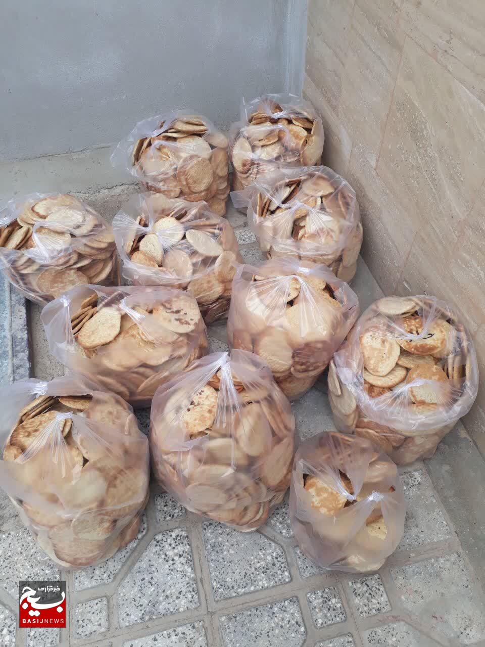 حمایت از مدافعان وطن با پخت ۴ هزار نان کاک در روستای قاسم آباد شاهرود