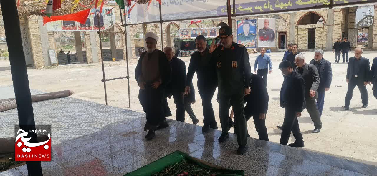حضور مسئولان سپاه فتح بر سر مزار فرمانده شهید اطلاعات سپاه + (تصاویر)