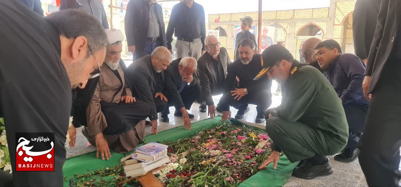 حضور مسئولان سپاه فتح بر سر مزار فرمانده شهید اطلاعات سپاه + (تصاویر)