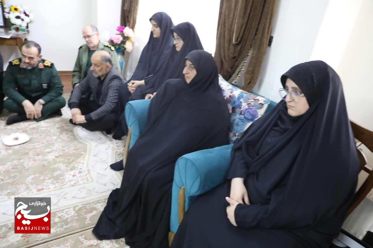 دیدار نماینده ولی فقیه در گیلان و فرمانده سپاه قدس گیلان با خانواده سردار شهید کمیل مطیعدوست در کومله لنگرود دیدار نماینده ولی فقیه در گیلان و فرمانده سپاه قدس گیلان با خانواده سردار شهید کمیل مطیعدوست در کومله لنگرود