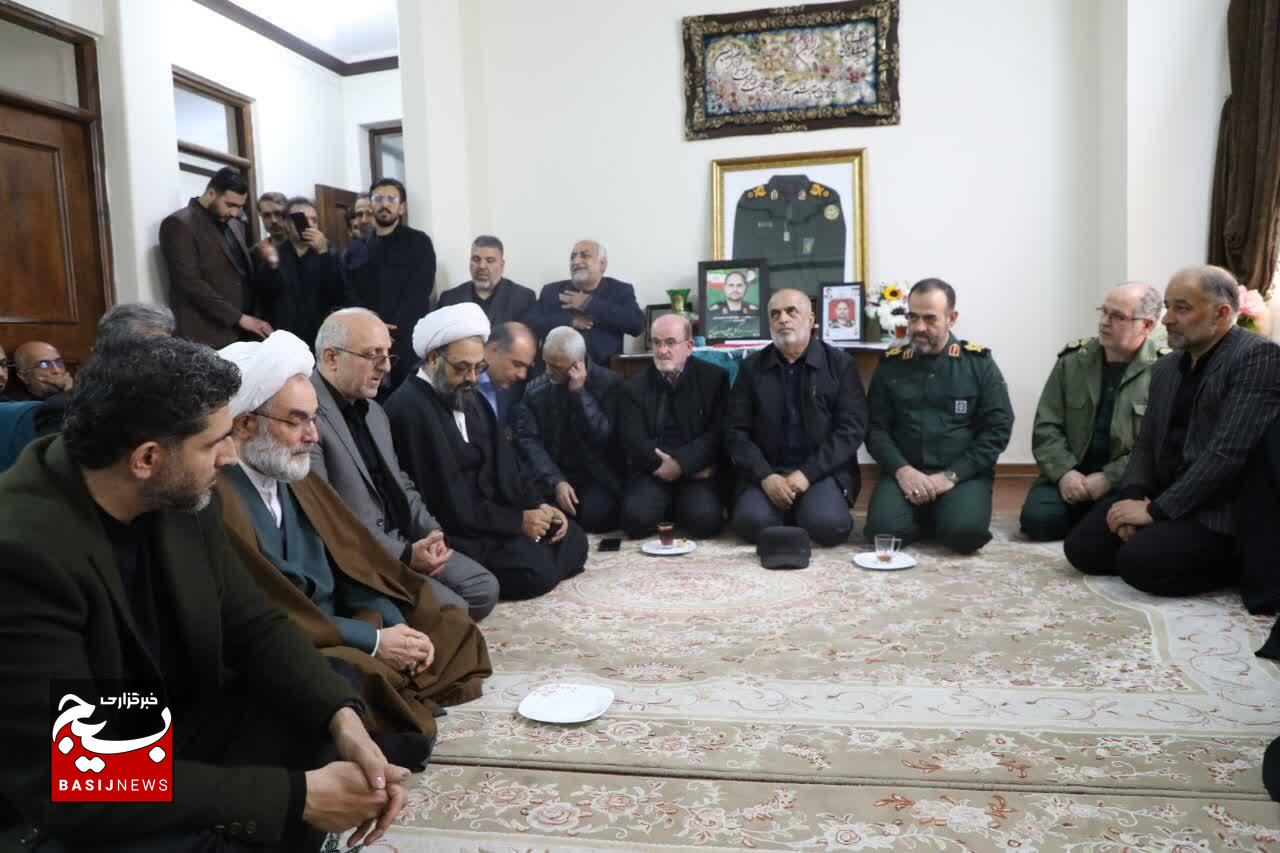 دیدار نماینده ولی فقیه در گیلان و فرمانده سپاه قدس گیلان با خانواده سردار شهید کمیل مطیعدوست در کومله لنگرود دیدار نماینده ولی فقیه در گیلان و فرمانده سپاه قدس گیلان با خانواده سردار شهید کمیل مطیعدوست در کومله لنگرود