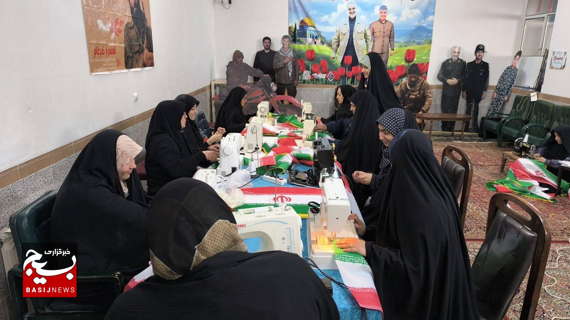 از دوختِ عشق تا برافراشتن پرچم؛ روایت بانوان کرمان از بیعت با رهبری در «پویش نذر پرچم» از دوختِ عشق تا برافراشتن پرچم؛ روایت بانوان کرمان از بیعت با رهبری در «پویش نذر پرچم»