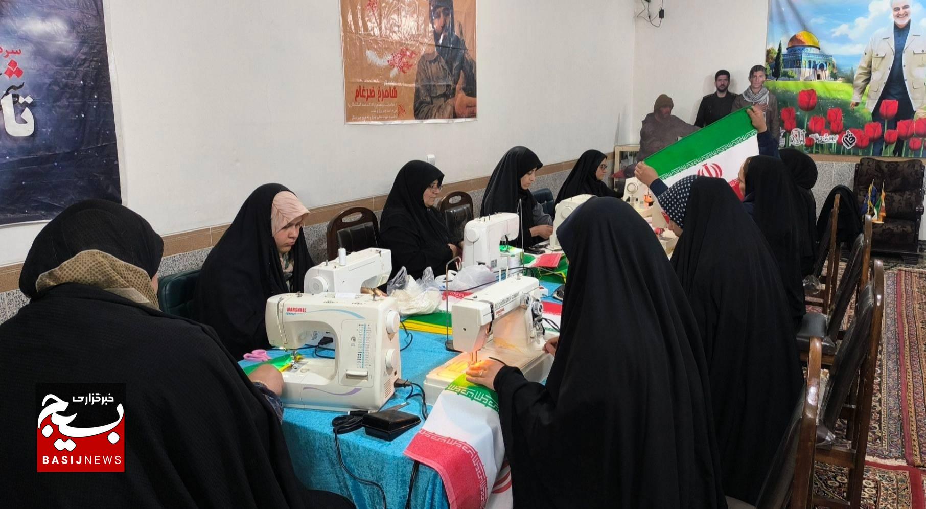 از دوختِ عشق تا برافراشتن پرچم؛ روایت بانوان کرمان از بیعت با رهبری در «پویش نذر پرچم» از دوختِ عشق تا برافراشتن پرچم؛ روایت بانوان کرمان از بیعت با رهبری در «پویش نذر پرچم»