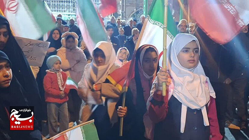 «هیهات منا الذله» شعار فرهنگیان و دانش‌آموزان مجن در شب‌های اقتدار+تصاویر