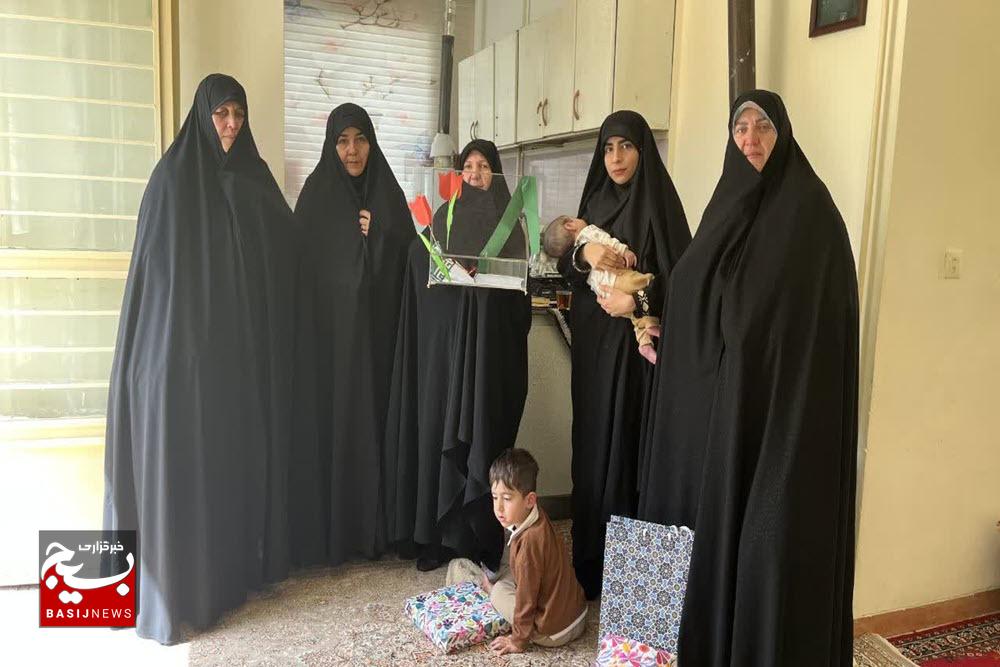 دیدار جمعی از مسئولین استان همدان با خانواده شهید «تمثیلی»