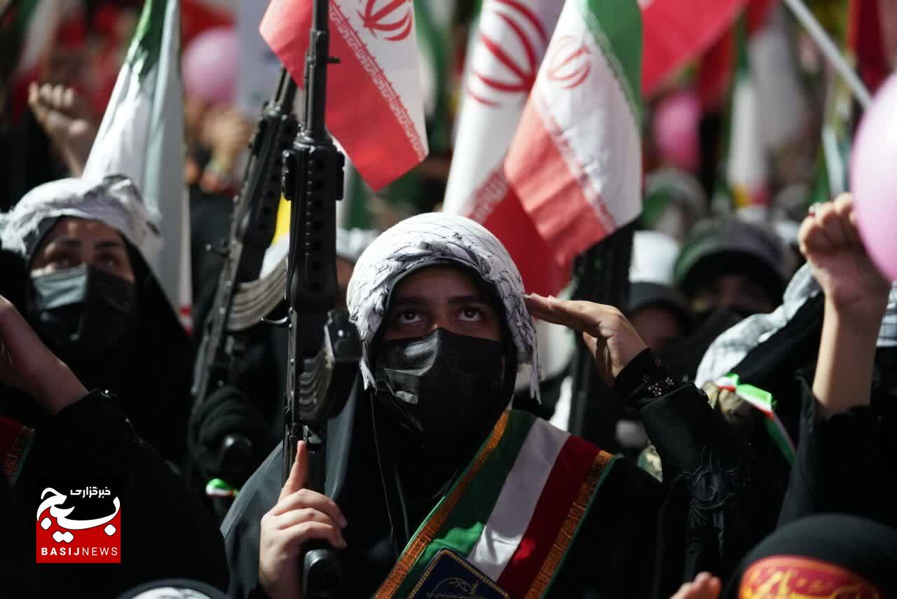 هزارویک شب کرمان، میزبان رژه دختران حاج قاسم