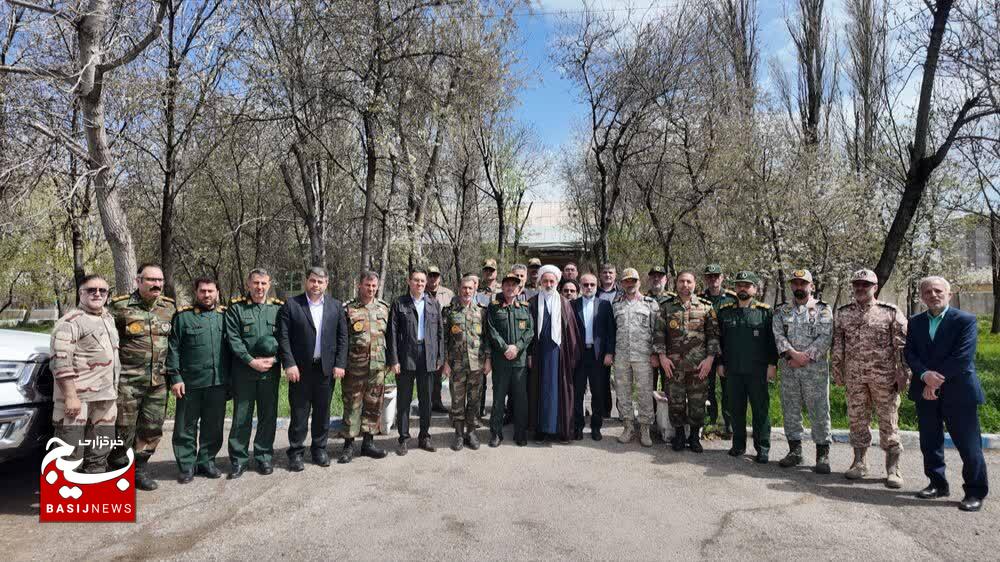 ارتش و سپاه دو بال توانمند دفاع از کشورند؛ هر دو در یک صف و با یک پیام تلاش می‌کنیم