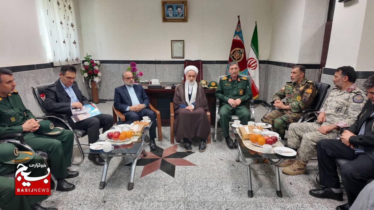 ارتش و سپاه دو بال توانمند دفاع از کشورند؛ هر دو در یک صف و با یک پیام تلاش می‌کنیم