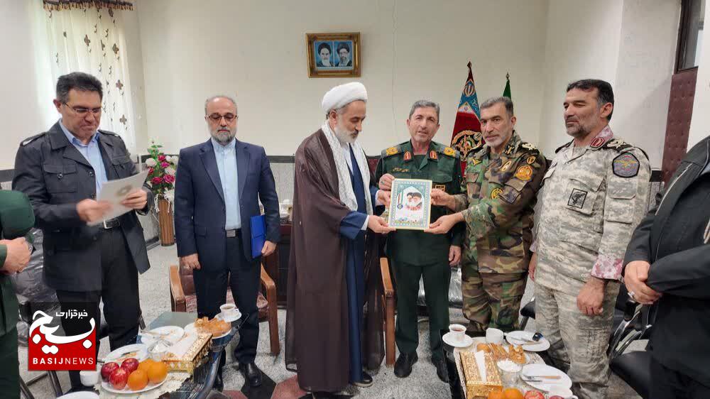 ارتش و سپاه دو بال توانمند دفاع از کشورند؛ هر دو در یک صف و با یک پیام تلاش می‌کنیم