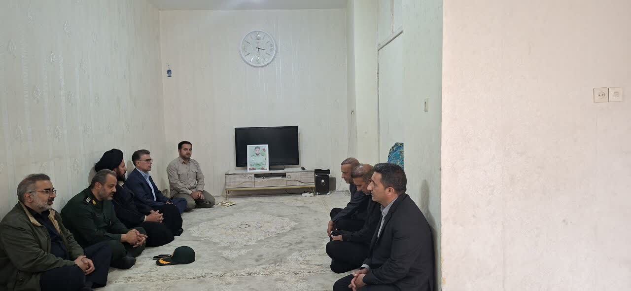 دیدار مسئول بسیج رسانه استان و اصحاب رسانه لرستان با خانواده شهدای ارتش در سالروز بزرگداشت روز ارتش
