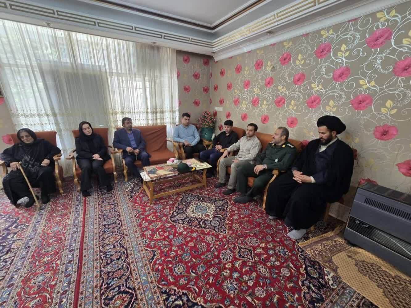 دیدار مسئول بسیج رسانه استان و اصحاب رسانه لرستان با خانواده شهدای ارتش در سالروز بزرگداشت روز ارتش