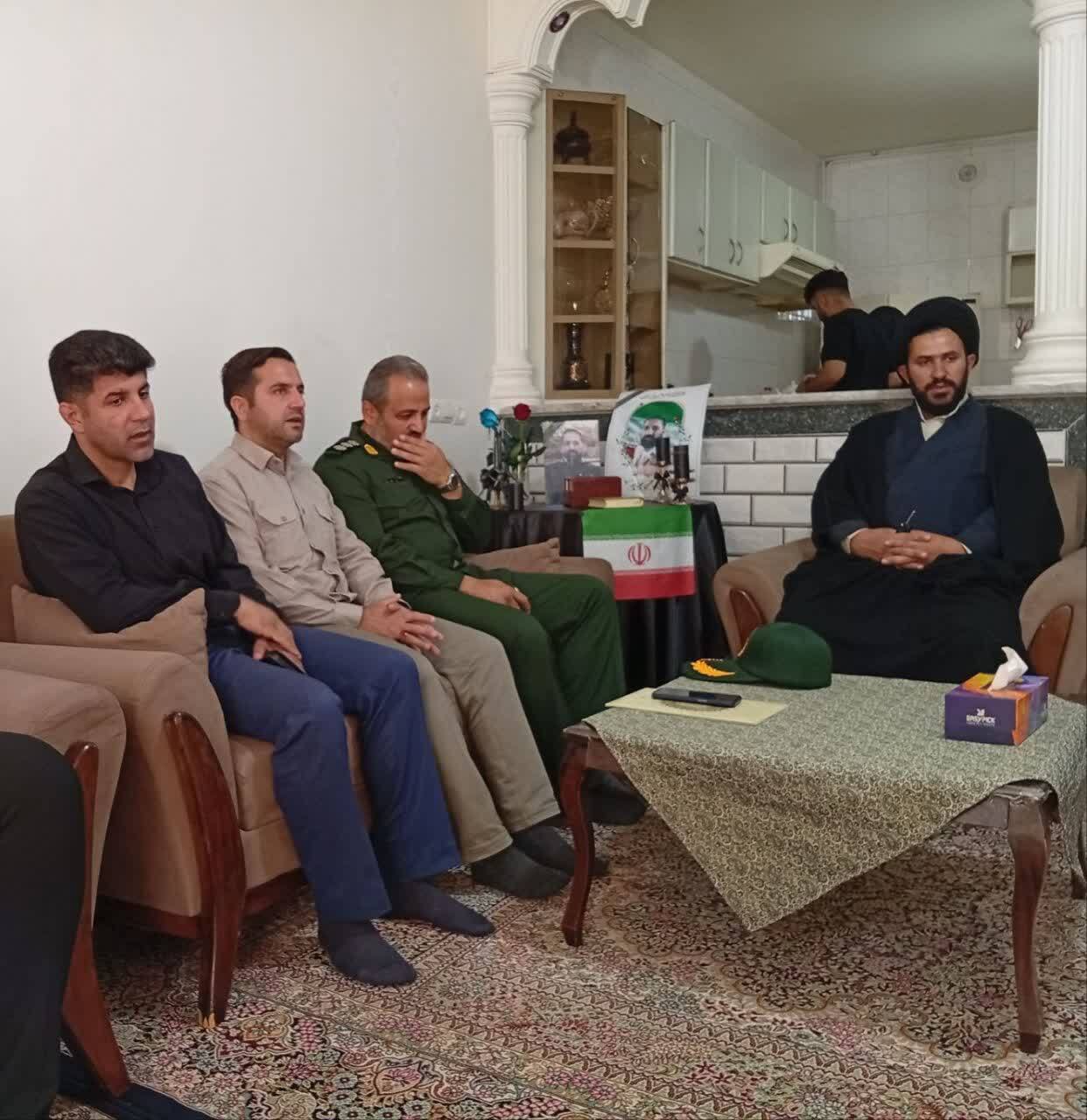 دیدار مسئول بسیج رسانه استان و اصحاب رسانه لرستان با خانواده شهدای ارتش در سالروز بزرگداشت روز ارتش