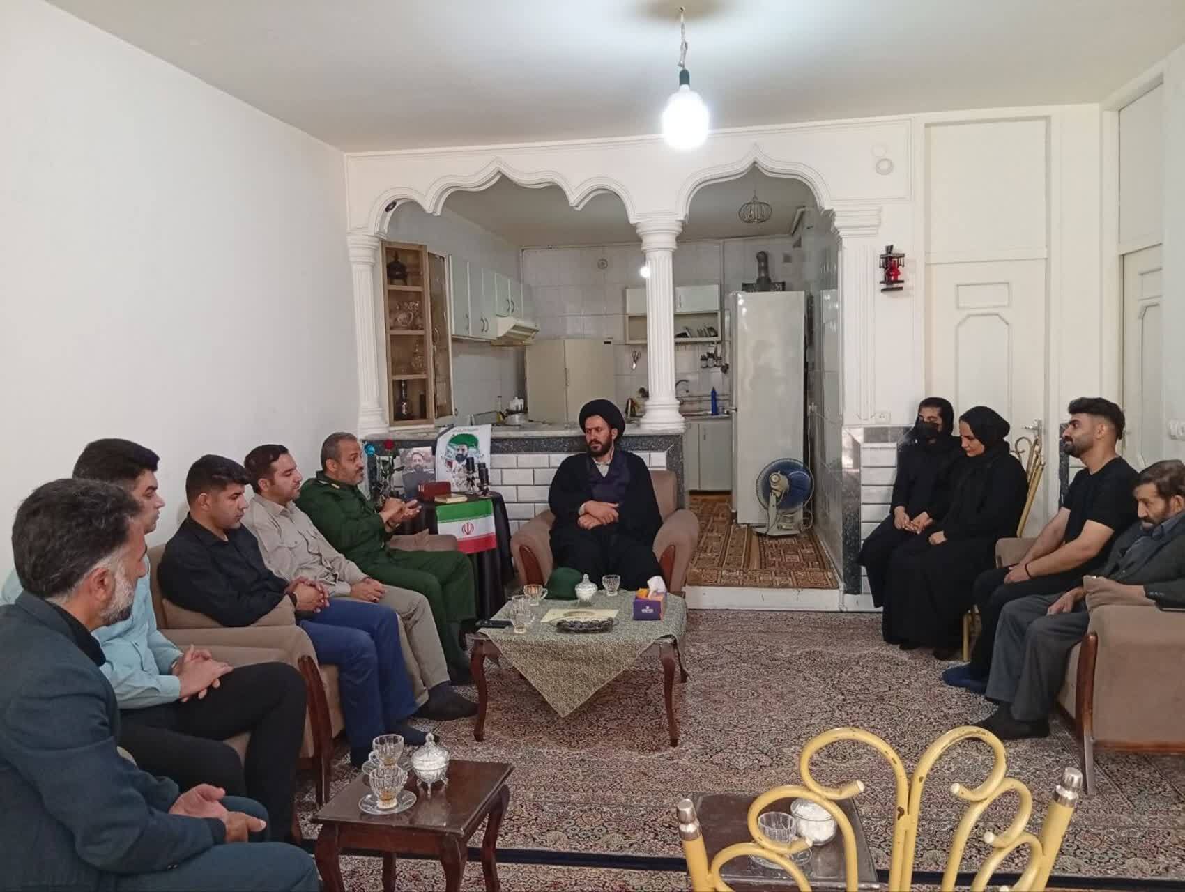 دیدار مسئول بسیج رسانه استان و اصحاب رسانه لرستان با خانواده شهدای ارتش در سالروز بزرگداشت روز ارتش