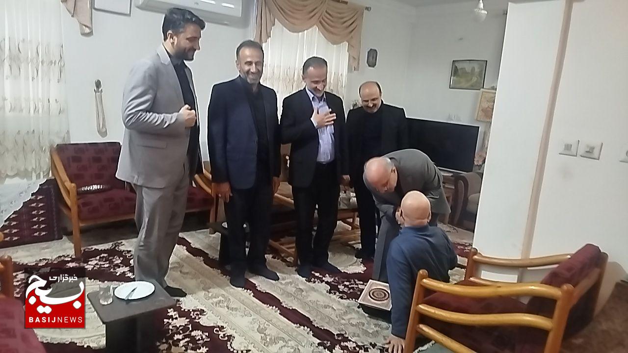 تکریم خانوادههای شهدا استمرار راه روشن ایثار است تکریم خانوادههای شهدا استمرار راه روشن ایثار است