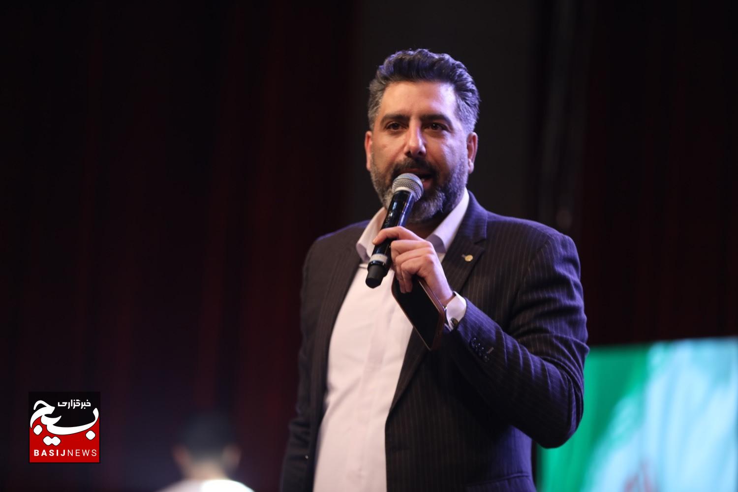 دل بانگ آمادگی هر نوع کنشی توسط هنرمند مردمی ؛ حسام ناصری دل بانگ آمادگی هر نوع کنشی توسط هنرمند مردمی ؛ حسام ناصری