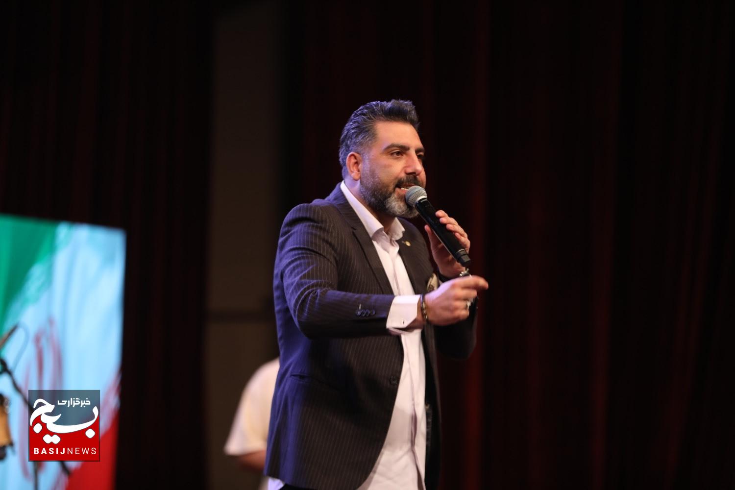 دل بانگ آمادگی هر نوع کنشی توسط هنرمند مردمی ؛ حسام ناصری دل بانگ آمادگی هر نوع کنشی توسط هنرمند مردمی ؛ حسام ناصری