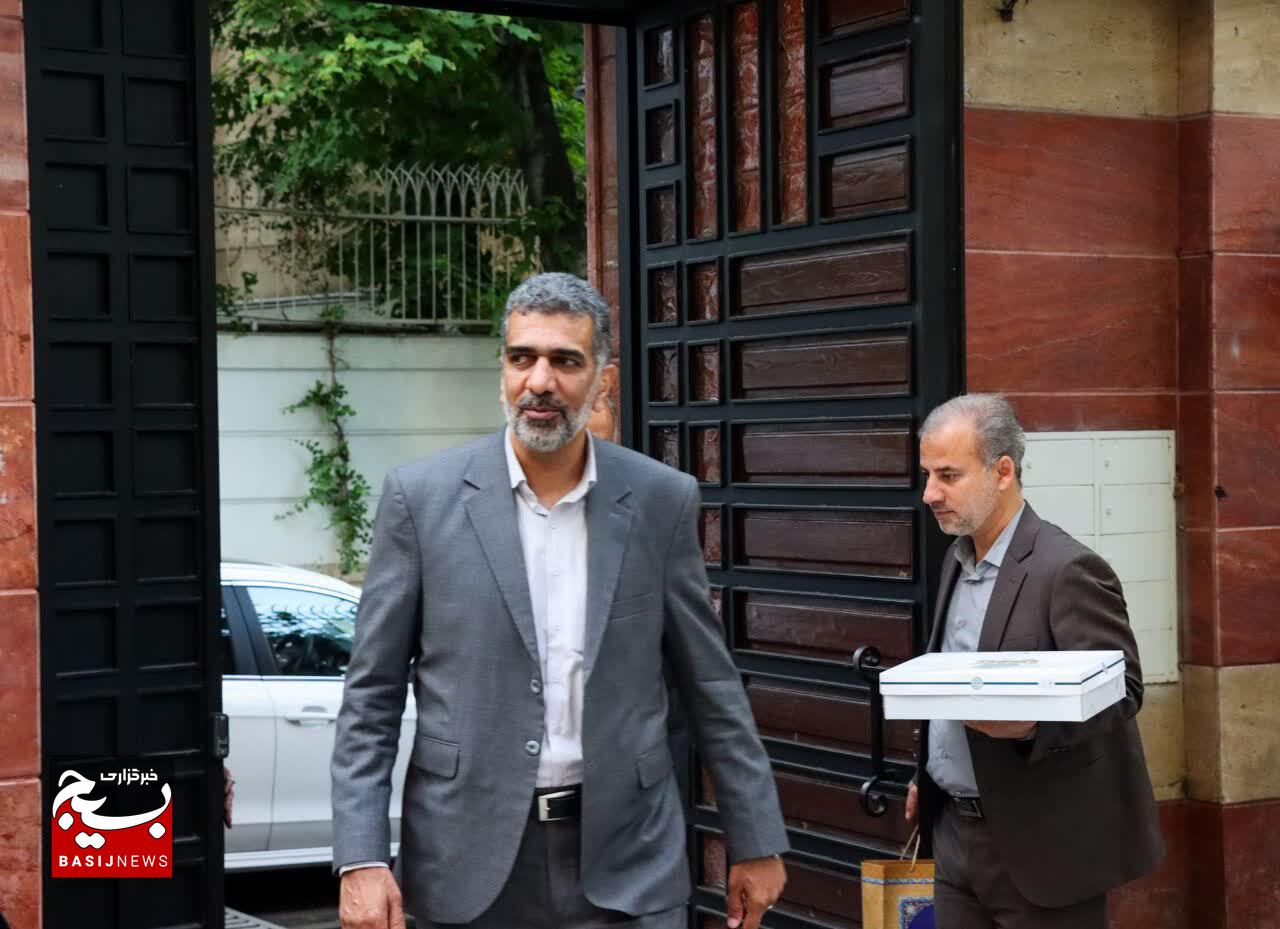 دیدار مسئول سازمان بسیج جامعه پزشکی با پرستار فداکار بیمارستان حضرت خاتم الانبیاء(ص)