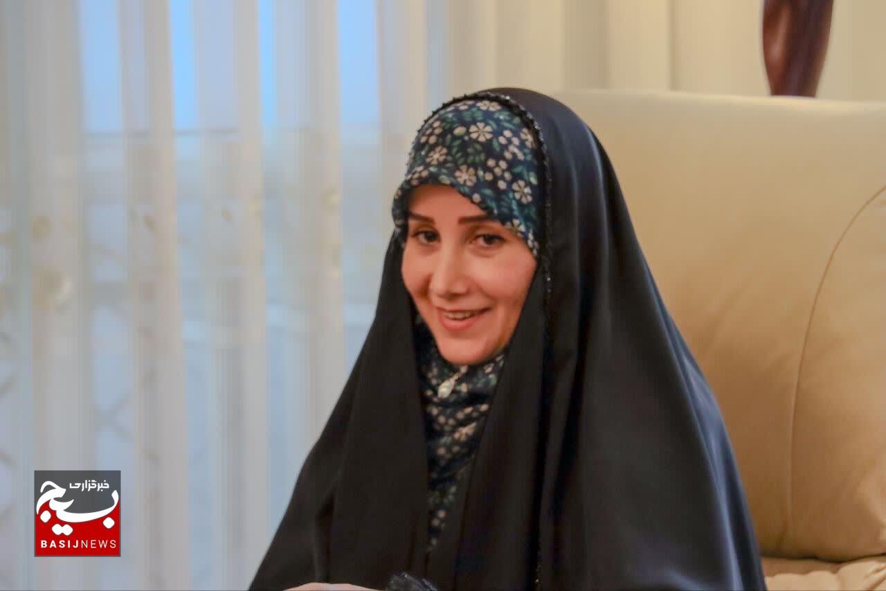 دیدار مسئول سازمان بسیج جامعه پزشکی با پرستار فداکار بیمارستان حضرت خاتم الانبیاء(ص)