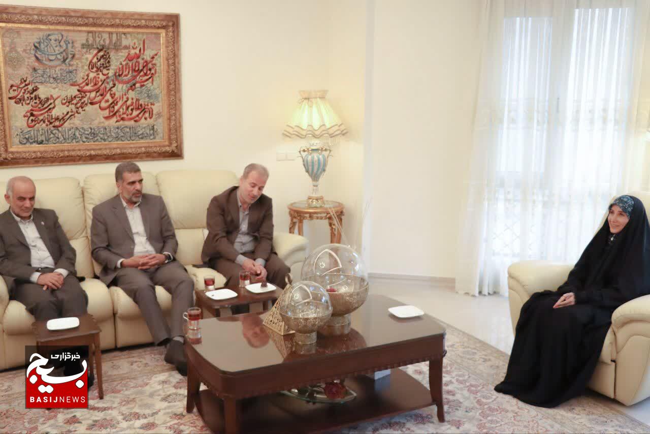 دیدار مسئول سازمان بسیج جامعه پزشکی با پرستار فداکار بیمارستان حضرت خاتم الانبیاء(ص)