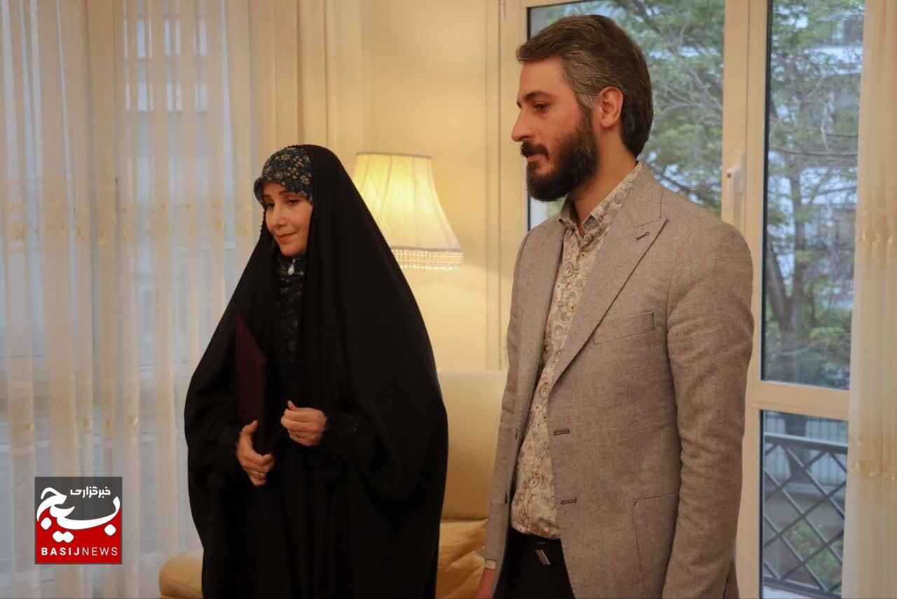 دیدار مسئول سازمان بسیج جامعه پزشکی با پرستار فداکار بیمارستان حضرت خاتم الانبیاء(ص)