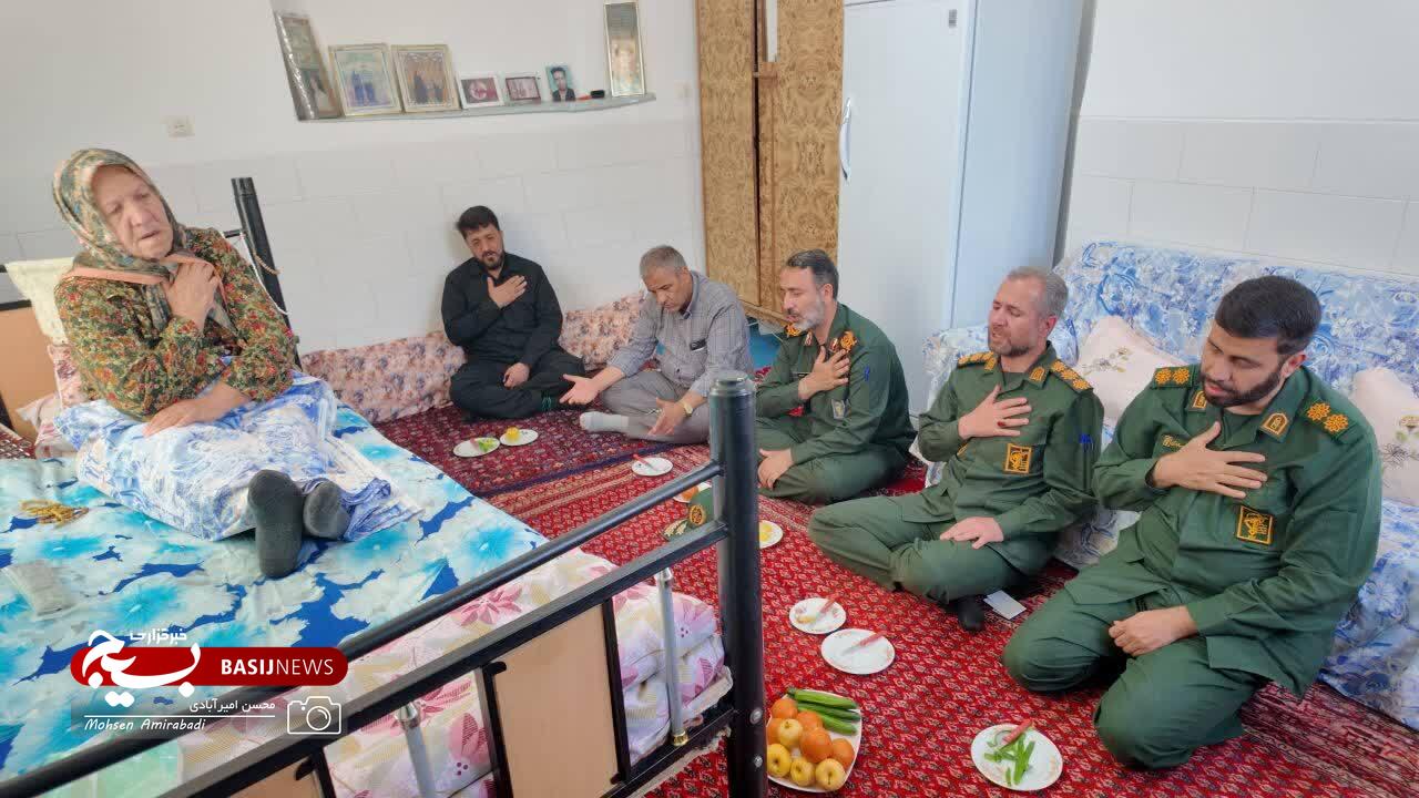 دیدار فرمانده سپاه حضرت روحالله استان مرکزی با خانواده شهید محمد سعیدینیا دیدار فرمانده سپاه حضرت روحالله استان مرکزی با خانواده شهید محمد سعیدینیا