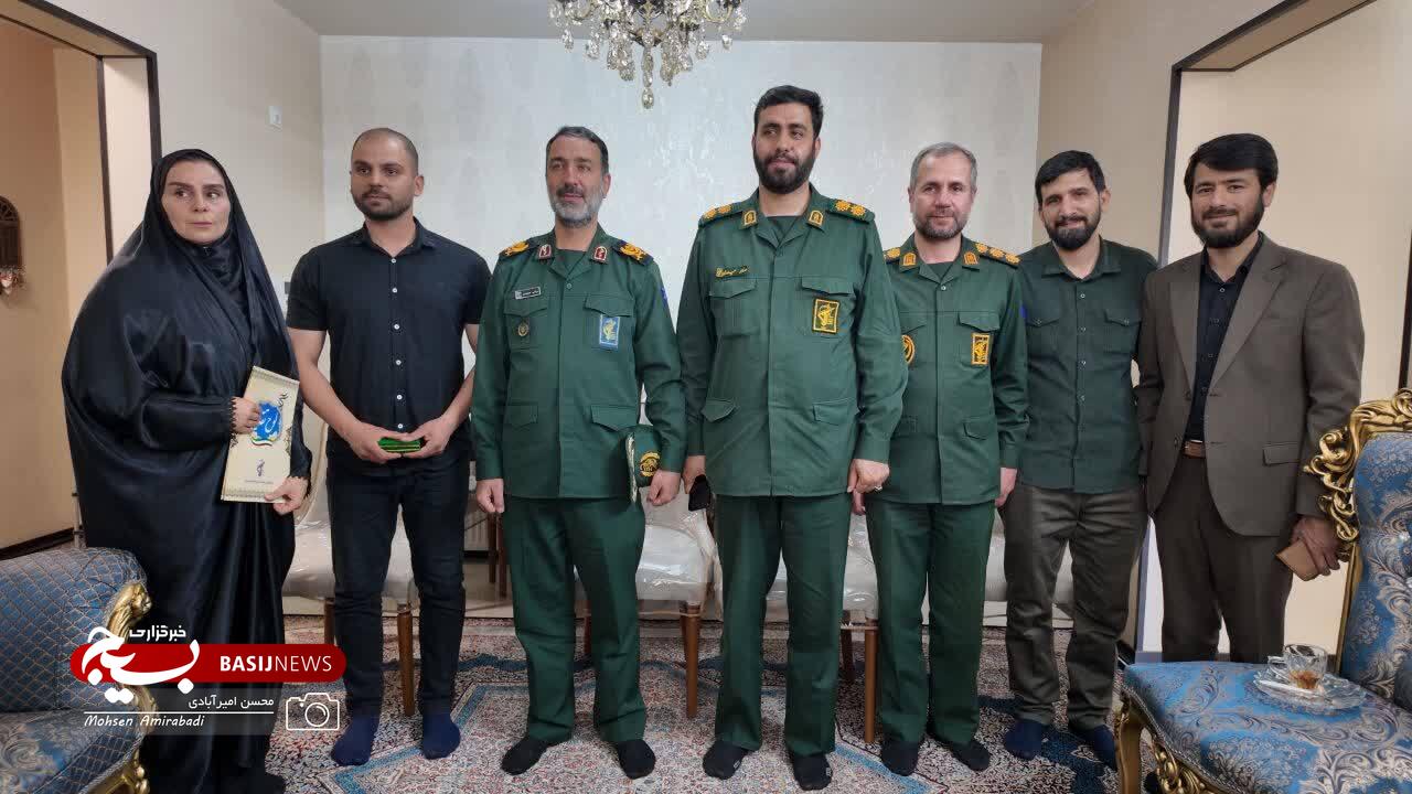 دیدار فرمانده سپاه حضرت روحالله استان مرکزی با خانواده شهید محمد سعیدینیا دیدار فرمانده سپاه حضرت روحالله استان مرکزی با خانواده شهید محمد سعیدینیا