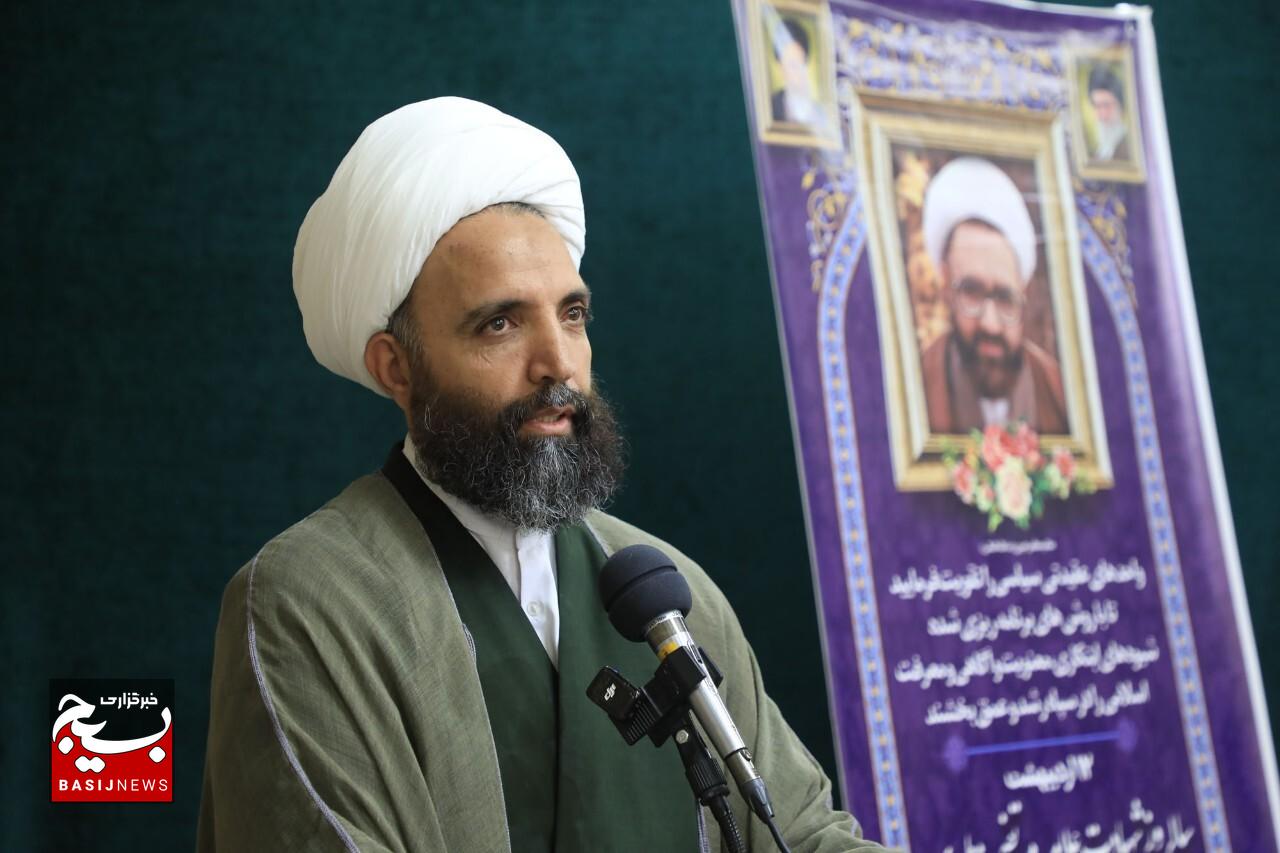 تبیین اندیشه‌های ناب امامین انقلاب اسلامی و شهید مطهری راه مقابله با تهاجم فرهنگی و جنگ نرم دشمنان است