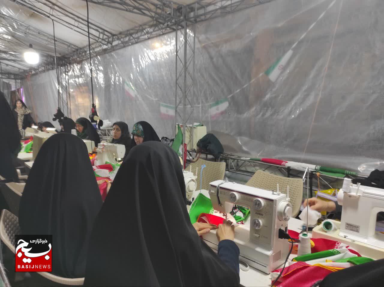 دوخت ۱۱ هزار پرچم ایران در موکب مردمی میدان انقلاب زنجان