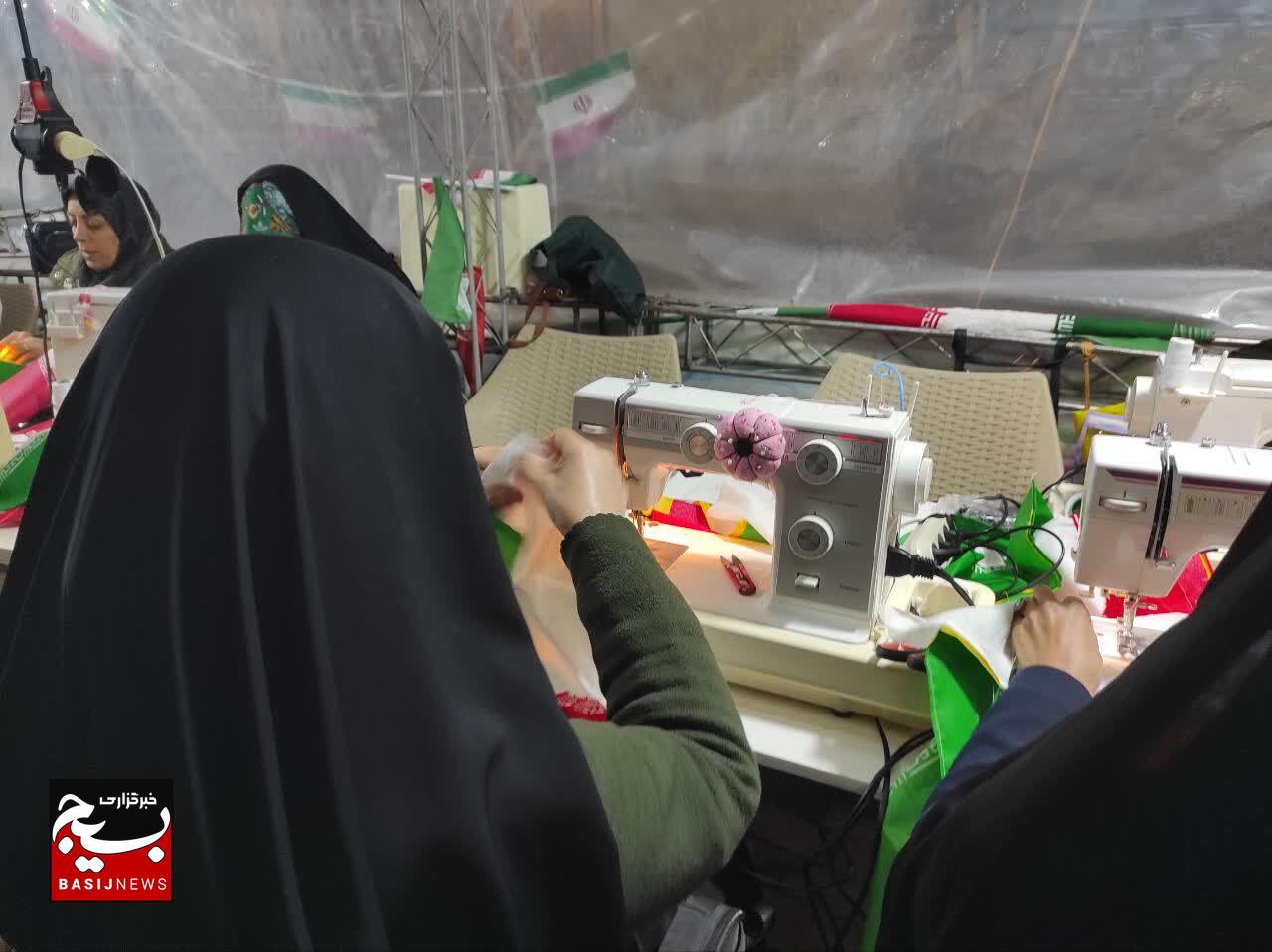دوخت ۱۱ هزار پرچم ایران در موکب مردمی میدان انقلاب زنجان