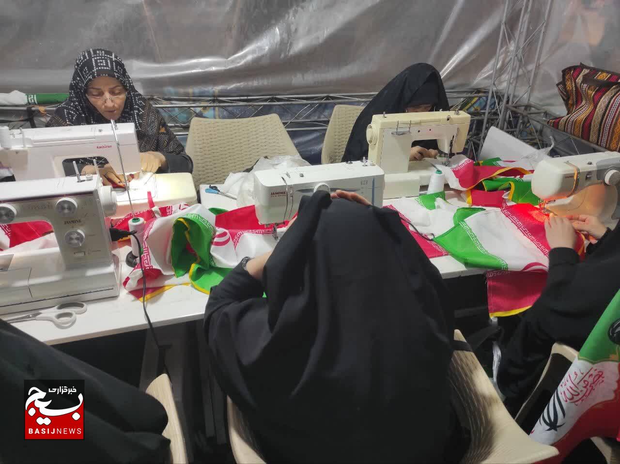 دوخت ۱۱ هزار پرچم ایران در موکب مردمی میدان انقلاب زنجان