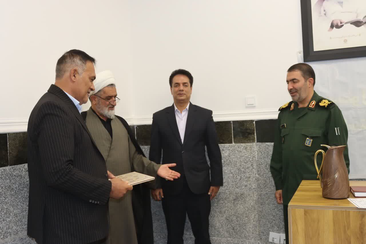تجلیل فرمانده سپاه فتح از دبیر کارگروه اقتصاد مقاومتی بسیج سازندگی استان تجلیل فرمانده سپاه فتح از دبیر کارگروه اقتصاد مقاومتی بسیج سازندگی استان