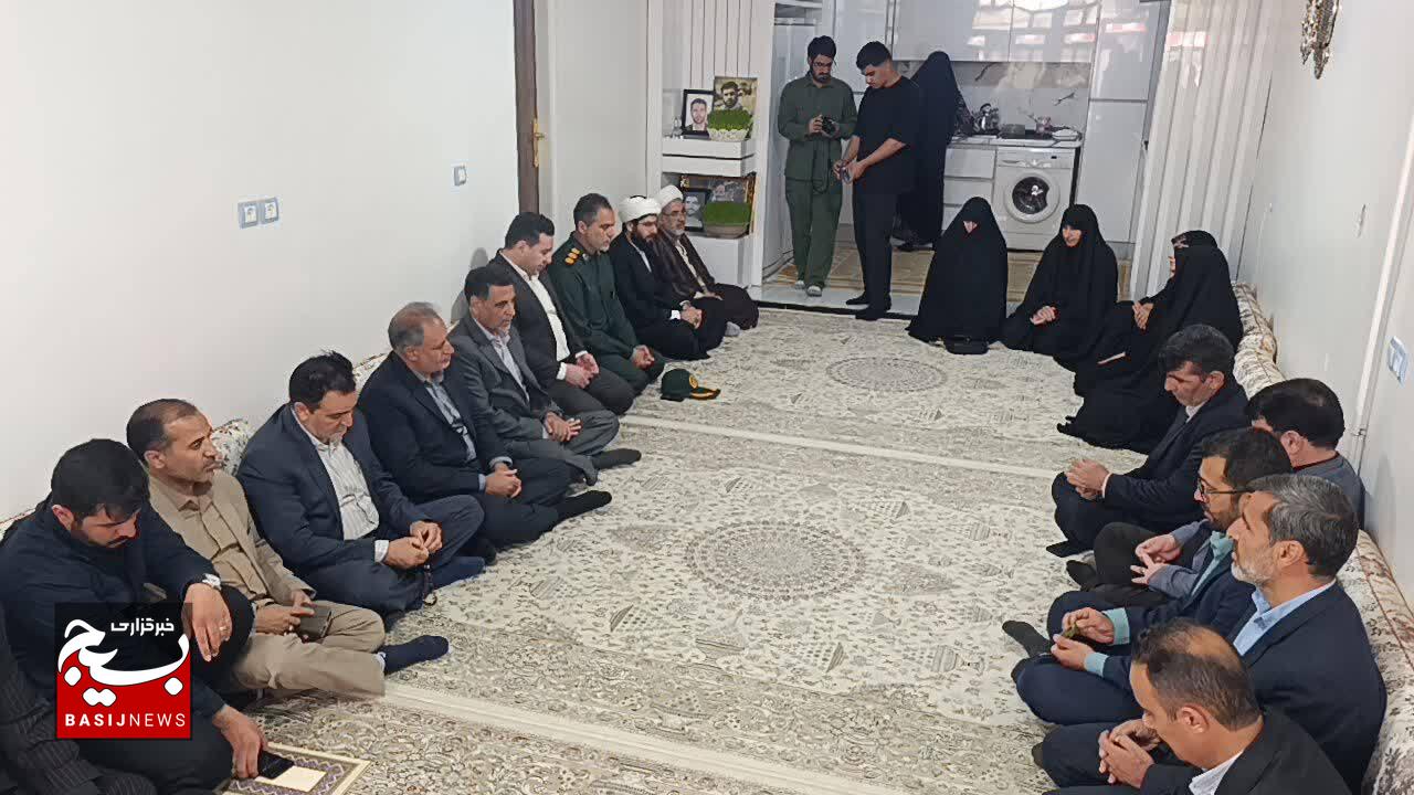 دیدار مسئولان استانی و شهرستانی با خانواده شهید «پرویز ضرونی» در کوهدشت
