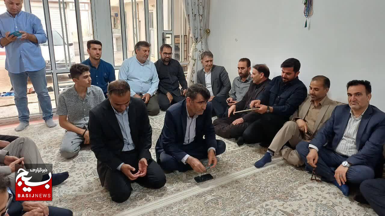 دیدار مسئولان استانی و شهرستانی با خانواده شهید «پرویز ضرونی» در کوهدشت