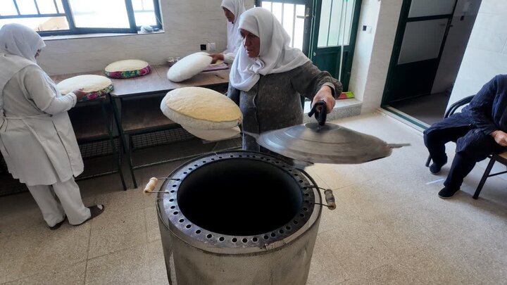 ایستادگی زنان جهادی خانوک پای تنورهای داغ