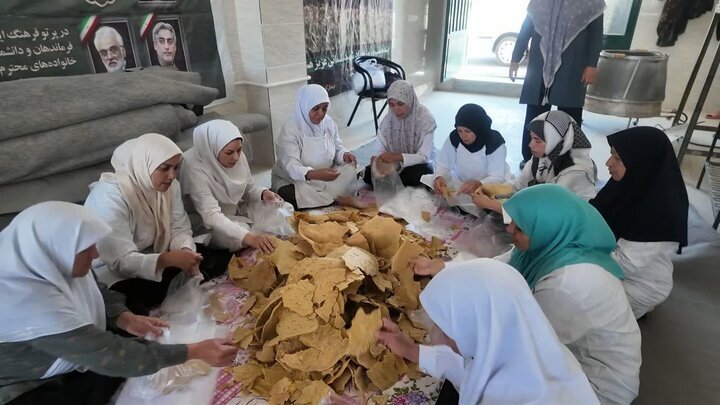 ایستادگی زنان جهادی خانوک پای تنورهای داغ