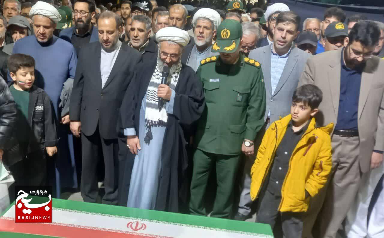 ملت ایران با خون شهیدان بر قله عزت ایستاده است