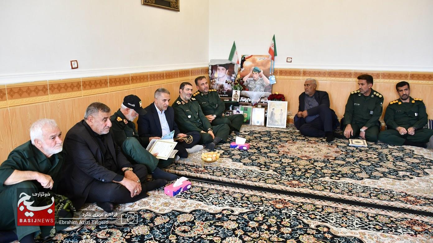 دیدار جمعی از فرماندهان سپاه با خانواده شهیدان جنگ رمضان در یاسوج
