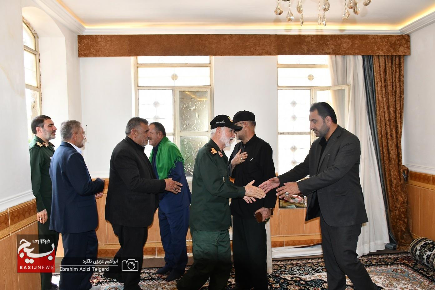 دیدار جمعی از فرماندهان سپاه با خانواده شهیدان جنگ رمضان در یاسوج