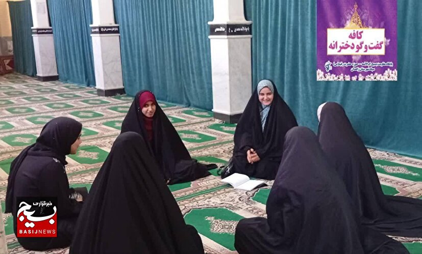 برگزاری کافه‌گفت‌وگوی دخترانه در پایگاه ام الائمه / از مجازی تا آرامش