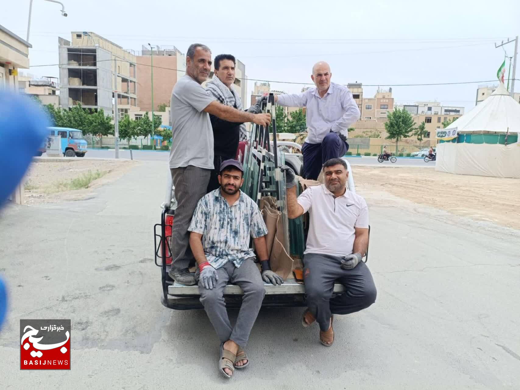 اعزام ۲۰ جهادگر شهرستان نرماشیر به مناطق آسیبدیده از جنگ در استان اصفهان اعزام ۲۰ جهادگر شهرستان نرماشیر به مناطق آسیبدیده از جنگ در استان اصفهان