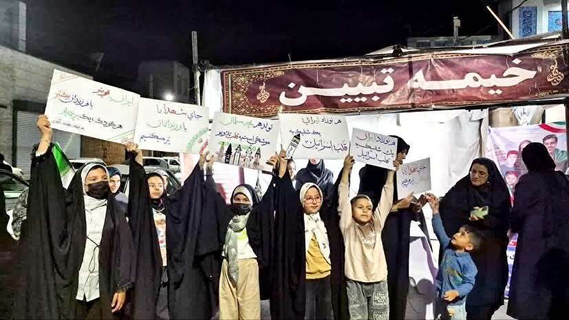 شعارهایی با مضامین جمعیت و فرزندآوری در دستان کودکان خمینی