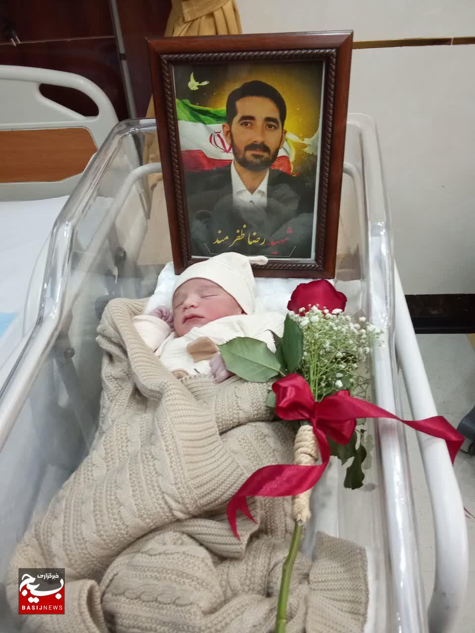 طنین زندگی در آغوش ایثار/ استمرار راه پدر در قدمهای کوچک پسر طنین زندگی در آغوش ایثار/ استمرار راه پدر در قدمهای کوچک پسر