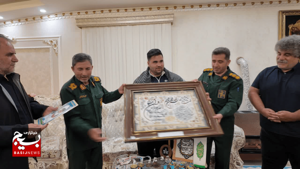 تجلیل سردار محمدی اصل از طاها نعمتی نائب قهرمانی مسابقات وزنه برداری جوانان جهان تجلیل سردار محمدی اصل از طاها نعمتی نائب قهرمانی مسابقات وزنه برداری جوانان جهان