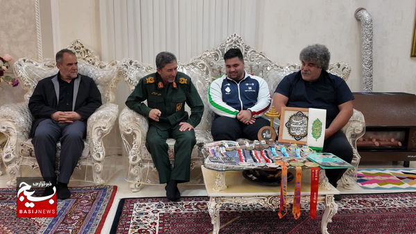 تجلیل سردار محمدی اصل از طاها نعمتی نائب قهرمانی مسابقات وزنه برداری جوانان جهان تجلیل سردار محمدی اصل از طاها نعمتی نائب قهرمانی مسابقات وزنه برداری جوانان جهان
